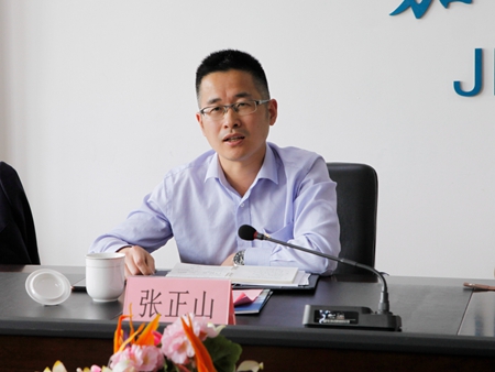 集團張副總調研交校8(盛思佳)_副本.jpg 集團張副總調研交校8(盛思佳)_副本.jpg