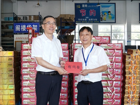 【20240906】集團領導慰問交通學校教師,柏衛(wèi)東(左)吳曉斌(右)(李阿梅攝).jpg 【20240906】集團領導慰問交通學校教師,柏衛(wèi)東(左)吳曉斌(右)(李阿梅攝).jpg